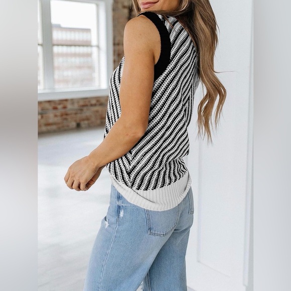 Black and White Chevron V Neck Knit Top/Vest NWOT - Picture 2 of 5